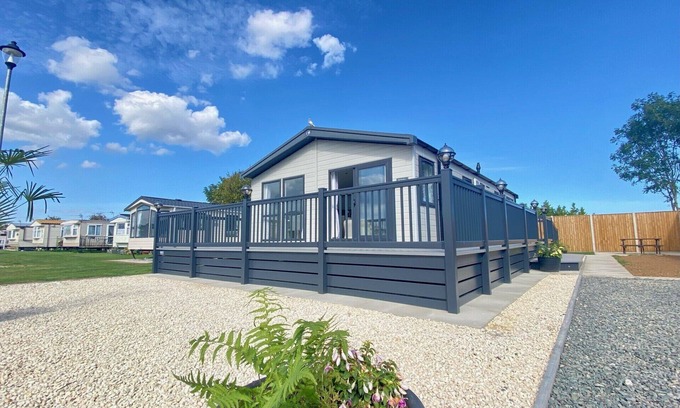 Skegness Apartment | Experience The Buttercup Lodge with Scenic Countryside Views