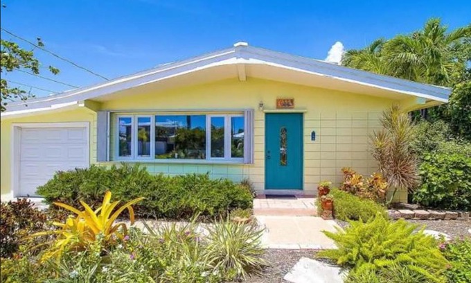 Marathon House | Tranquil Escape at The Butterfly Cottage with Ocean Views