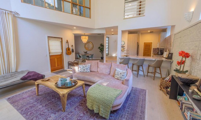 Malibu Villa | Experience The Butterfly House: Pet & Child Friendly Retreat