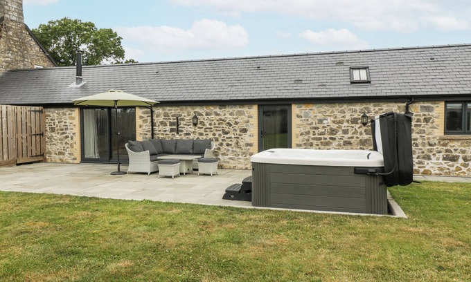 Vale of Glamorgan Cottage | Relax in The Byre: Pet Friendly Retreat with Hot Tub