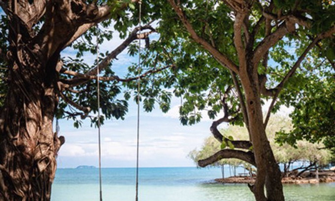 Rayong Hotel | Relax at The C Samet Beach Resort with Pool & Restaurant
