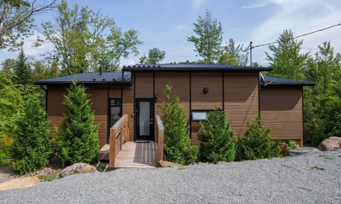 Sainte-Emelie-de-L'Energie Ski Chalet | Relax at The Rebel Chipmunk: Waterfront Spa Retreat