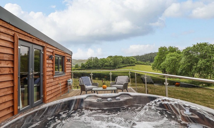 Glyndyfrdwy Cottage | Relaxing Stay at The Cabin at Evelyn's Retreat, Pet Friendly