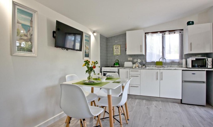 Saint Columb Major House | Pet-Friendly Retreat at The Cabin at Hillhead Farm