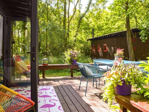 Cenarth House | Pet-Friendly The Cabin: Family Retreat with Pool Amenities