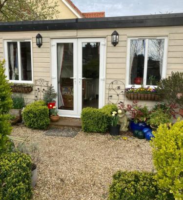Great Hockham House | Cozy Retreat at The Cabin - Guest Rated 8.9/10