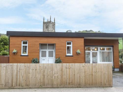 Combe Martin House | Comfortable Stay at The Cabin – Pet and Child Friendly