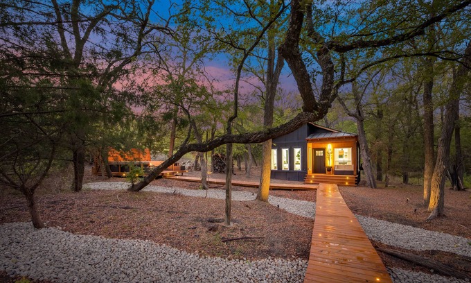 Heath Cabin | Cozy Retreat: The Cabin In The City with Family-Friendly Amenities