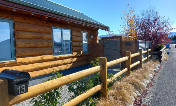 Twizel House | Cozy Retreat: The Cabin with 9/10 Guest Ratings