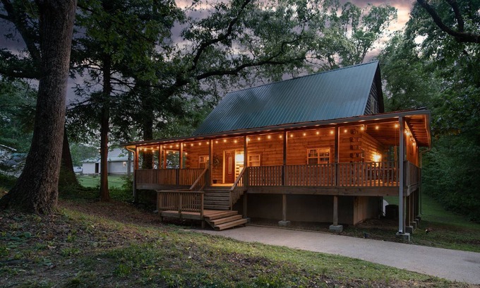 Crestline Heights Cabin | Cozy Cabin of Birmingham: Pet-Friendly & Family Amenities