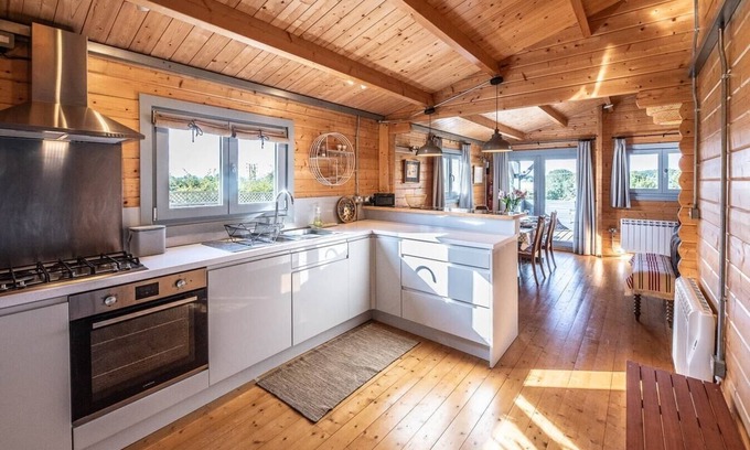 Woodbridge Cabin | Idyllic Holiday Lodge with Kitchen & Breakfast in Parham