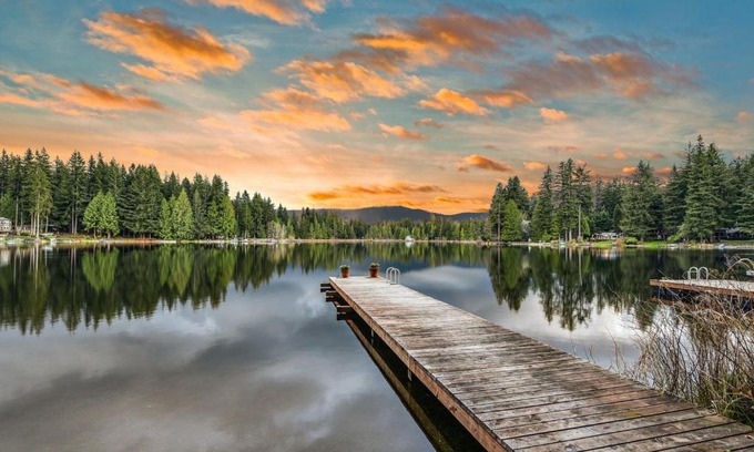 Fall City House | Experience The Cabins at Lake Alice with Private Beach Access