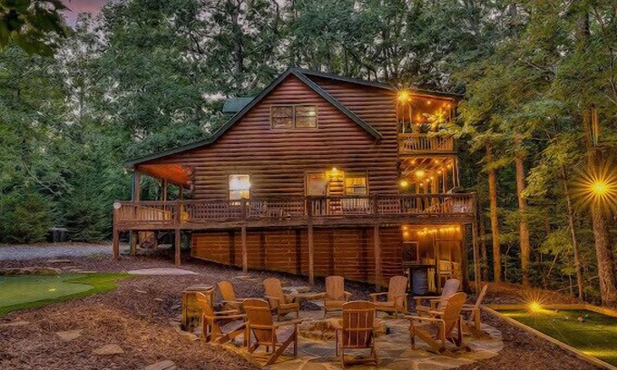 Foxfire Estates House | Family-Friendly Fun at The Caddy Shack: Mini Golf & Hot Tub