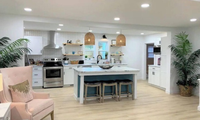 Livingston House | Relax at The Zen: Prime Location with Pool & Spa Access