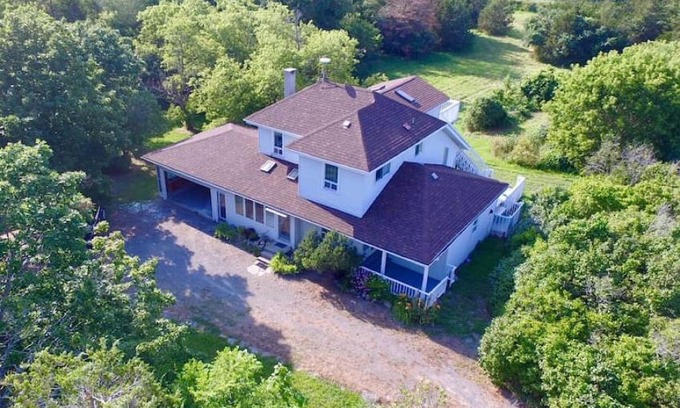 Bongard Bed & Breakfast | Comfortable Retreat at The Cameron Cottage for 10 Guests