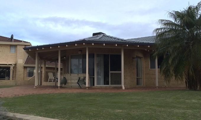 Mandurah House | Cozy Canal Beach Cottage - Guest Rated 9.2/10 & Family Friendly