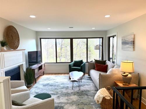 Vernon House | The Canopy 4BR Forest Escape Spa, Sip, and Unwind