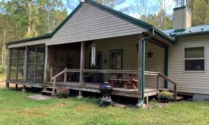 Morris House | Unforgettable Stay at The Canyon Creek Cabin: Pet Friendly & Cozy