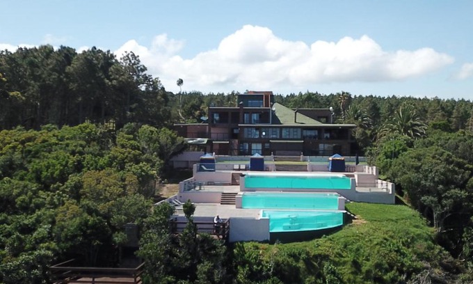 Robbehoek House | Pet-Friendly Getaway at The Cape Riviera with Pool & Breakfast