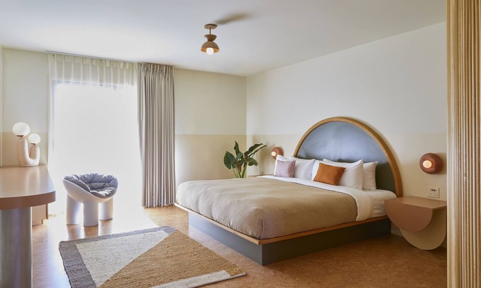 Ojai Hotel | Experience Comfort at The Capri Hotel with Pool & Spa
