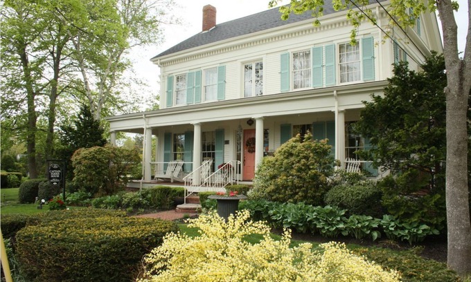 South Yarmouth Bed & Breakfast | Idyllic Stay at The Captain Farris House B&B - Guest Rated 9.8