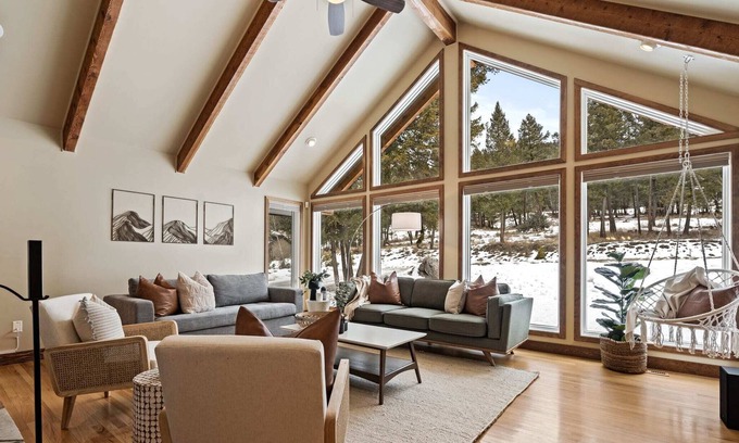 East Kootenay Cabin | The Caribou Lodge | No Service Fees | HotTub