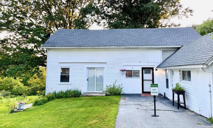Dayville Apartment | Exceptional Retreat at The Carriage House with Spa & Hot Tub