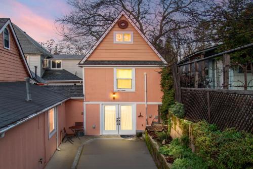 Grass Valley House | Chic Treetop Loft with Hot Tub & 9.7/10 Guest Rating
