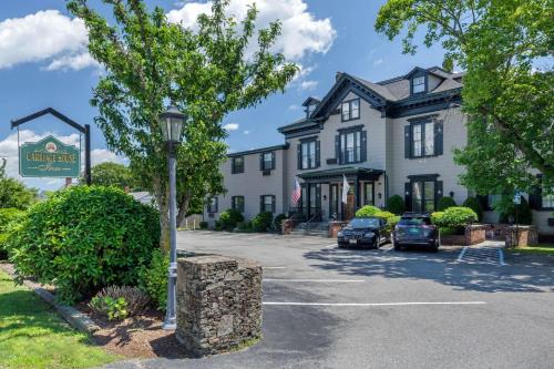 Middletown Hotel | Eco-Friendly Getaway at The Carriage House Inn Newport
