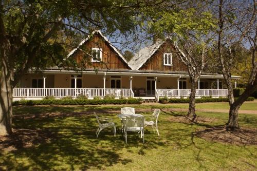 Pokolbin Hotel | Experience The Carriages Boutique Hotel & Vineyard Bliss