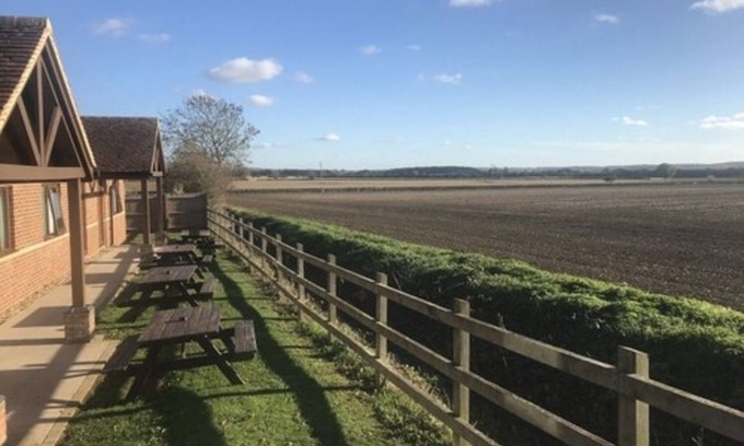 Moulsoe Hotel | Guest Rated 9.6: The Carrington Arms with Family-Friendly Amenities