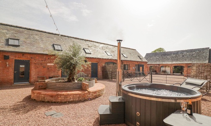 Huntley Cottage | Pet-Friendly Retreat with Hot Tub in Huntley