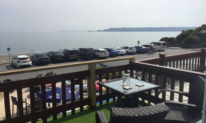 Amroth Cottage | Relax at The Cartwheel: Oceanfront with Breakfast & Pets