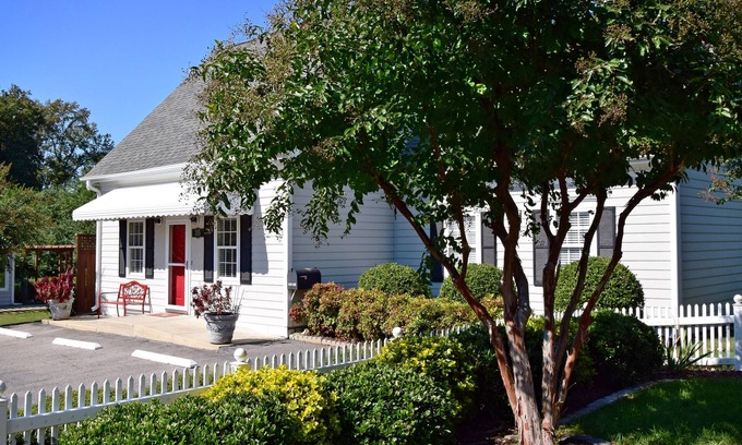 Cary House | Inviting Cary Cottage: Perfect Downtown Retreat for 4