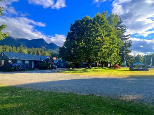 Cascade Locks Hotel | Pet Friendly Retreat at The Cascade Motel - Rated 8.7/10