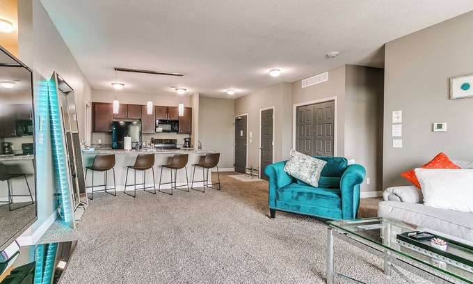 West Des Moines Apartment | Top-Rated Cascades at Jordan Creek with Pool & Breakfast