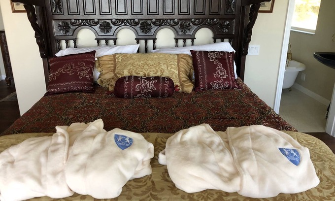 Shelter Cove Apartment | Experience Oceanfront Bliss at The Castle Inn King Suite