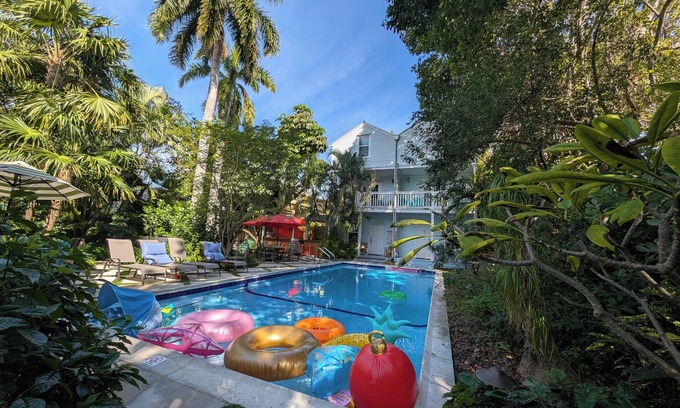 White Street Gallery District House | Unwind at The Cathouse: Poolside Oasis in Old Town