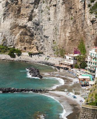 Meta House | The Cave On The Sea