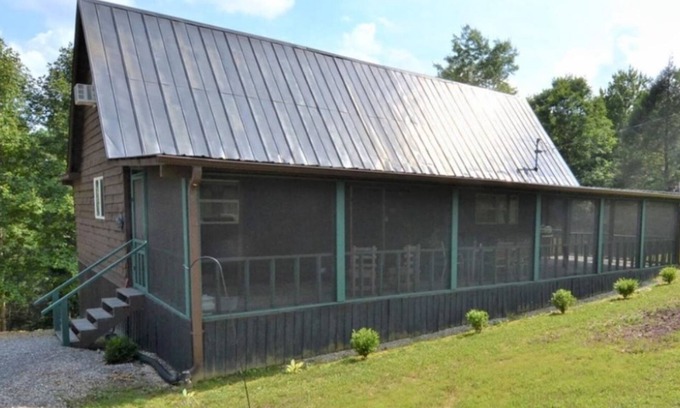 Wellington House | Pet-Friendly Retreat at The Cave Run Lake Cabin - 9.8/10