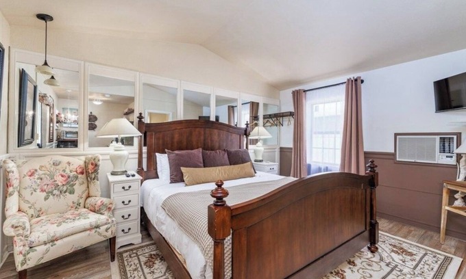 Christoval Hotel | Unmatched Comfort at The Cedar Room - The Ranch House Motel