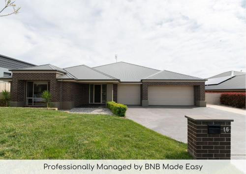 Calare House | Modern Entertaining Home on Centennial Cres - Pet Friendly!