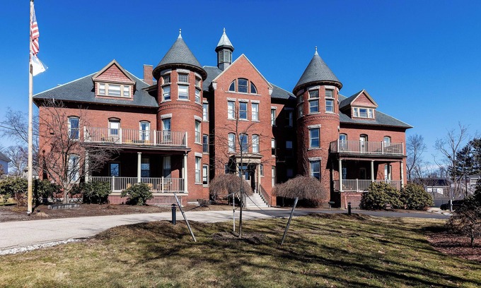 Concord Hotel | Experience Comfort at The Centennial - 4-Star Retreat