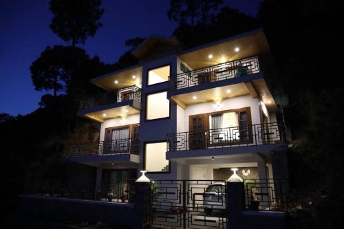 Kumarhatti Apartment | Modern Villa with Kitchen & Breakfast - Cerro Rico Awaits