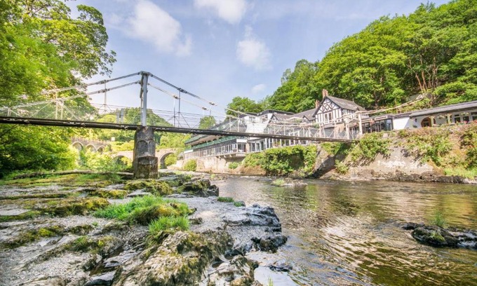 Llangollen Hotel | Discover The Chainbridge Hotel: Family-Friendly Dining Awaits