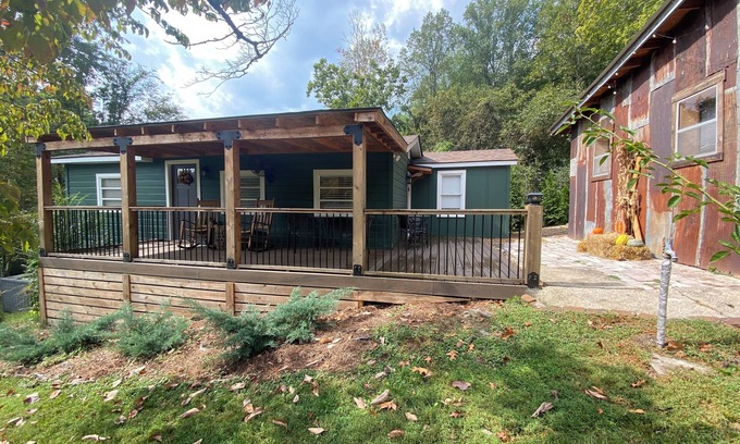Thompson's Station Cottage | Cozy Chalet in Franklin with Pet-Friendly Amenities