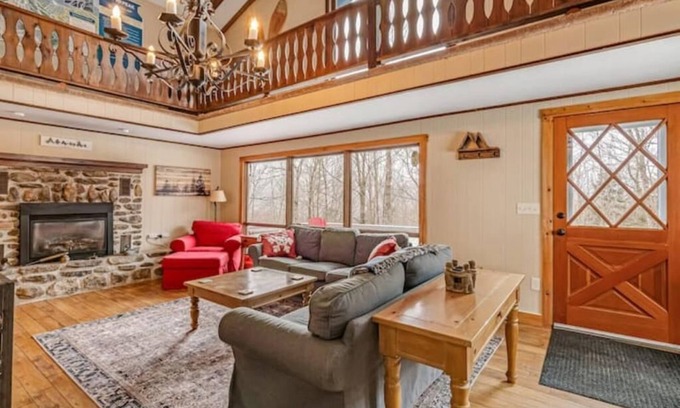 Montgomery Center Ski Chalet | Explore The Chalet Getaway: Pet-Friendly & Pool Access