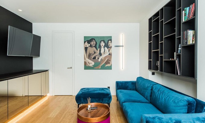 Old Town Apartment | Experience The Champions' Den: Pet-Friendly Excellence
