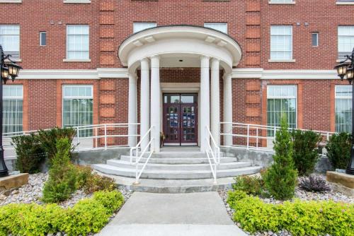 Orillia Hotel | Pet-Friendly Charm at The Champlain Waterfront Hotel