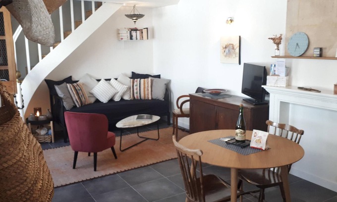 Port-en-Bessin-Huppain House | Cozy Fisherman’s House with Pool & Breakfast Included